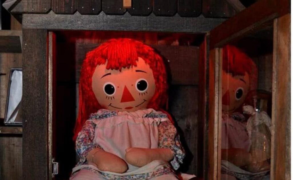 Teror Annabelle Berlanjut! Penyelidik Paranormal Tewas Mendadak di Tur Misterius