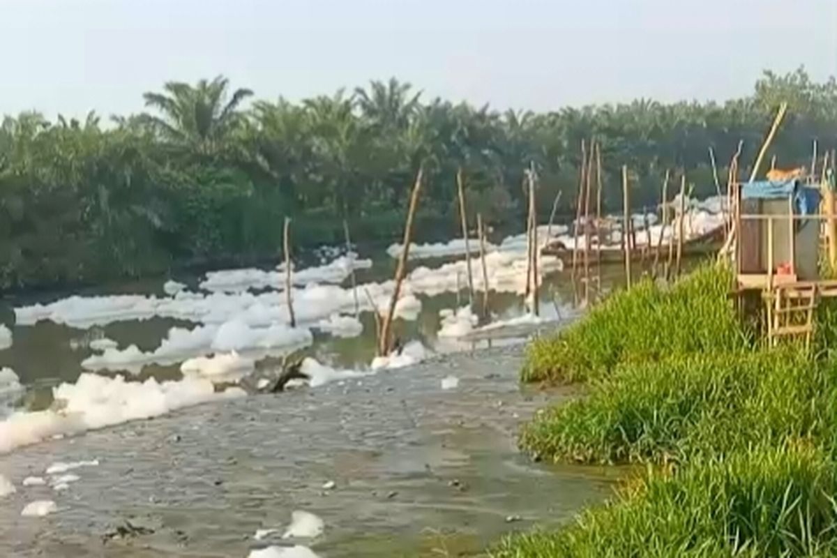 Sungai Percut “Bersalju”, Diduga Berasal dari Pembersihan IPAL